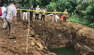 DLH Jabar melakukan penyegelan tehadap perusahaan PT Sinerga Nusantara karena dianggap ilegal dalam mengelola pemenfaat limbah B3