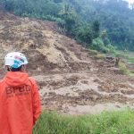 Detik-detik Tanan Longsor di Desa Ciherang Sumedang, Terjang Lahan Sawah mengkibatkan dua hektar sawah tertimbun