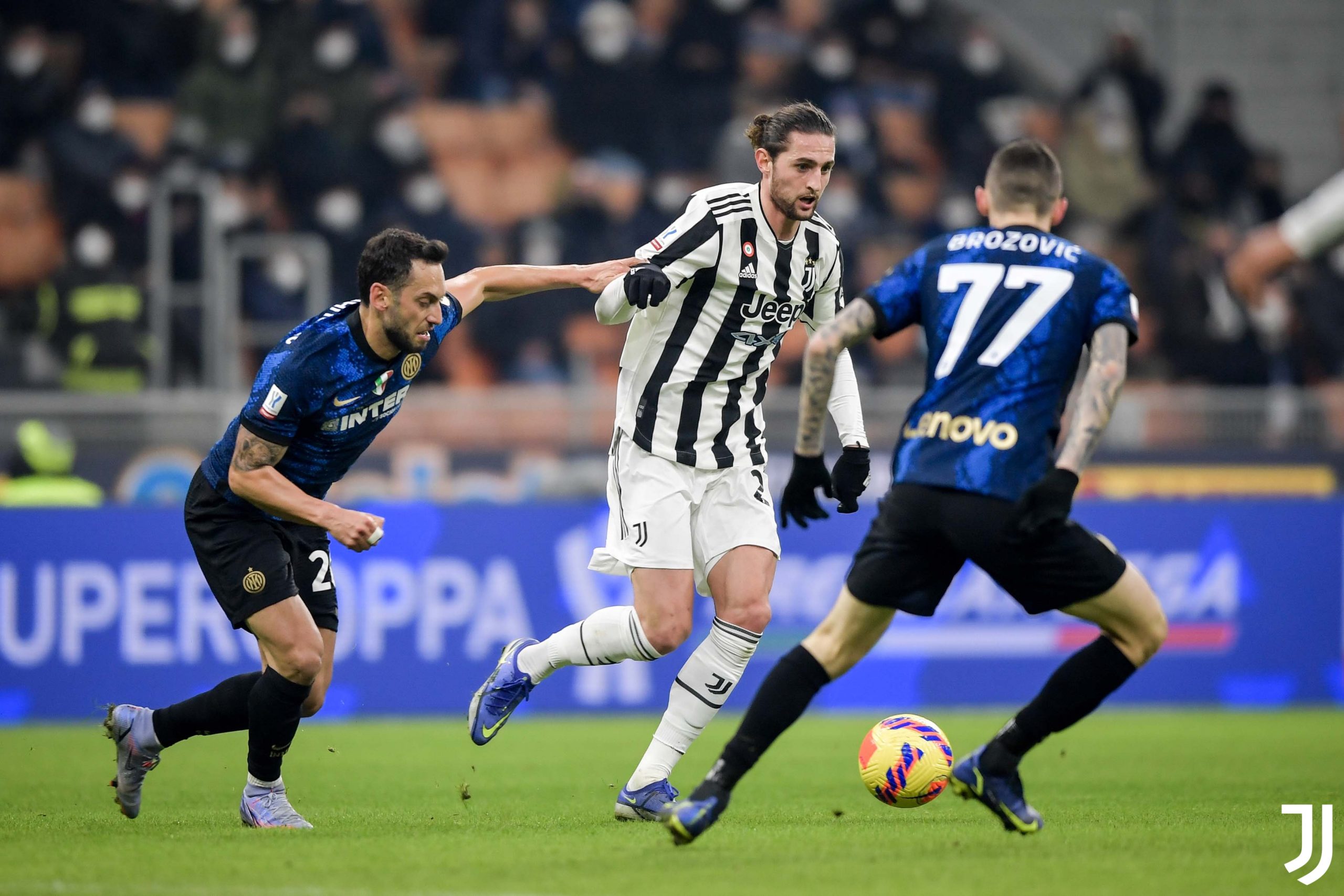 Pemain Juventus dikepung dua pemain Inter Milan dalam laga semala. (@juventusfc/Twitter)