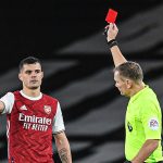 Granit Xhaka melakukan pelanggaran keras terhadap pemain Liverpol Diogo Jota sehingga harus menerima kartu merah dan diusir wasit keluar (Foto: @BRfootball Twiter)