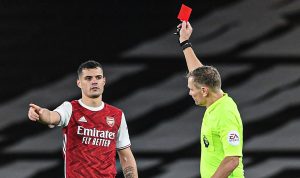 Granit Xhaka melakukan pelanggaran keras terhadap pemain Liverpol Diogo Jota sehingga harus menerima kartu merah dan diusir wasit keluar (Foto: @BRfootball Twiter)