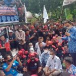 Gubernur DKI Anies Baswedan menemui langsung para buruh yang melakukan demo di Balaikota DKI.