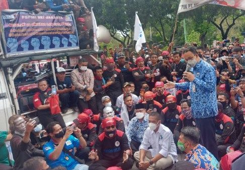 Gubernur DKI Anies Baswedan menemui langsung para buruh yang melakukan demo di Balaikota DKI.