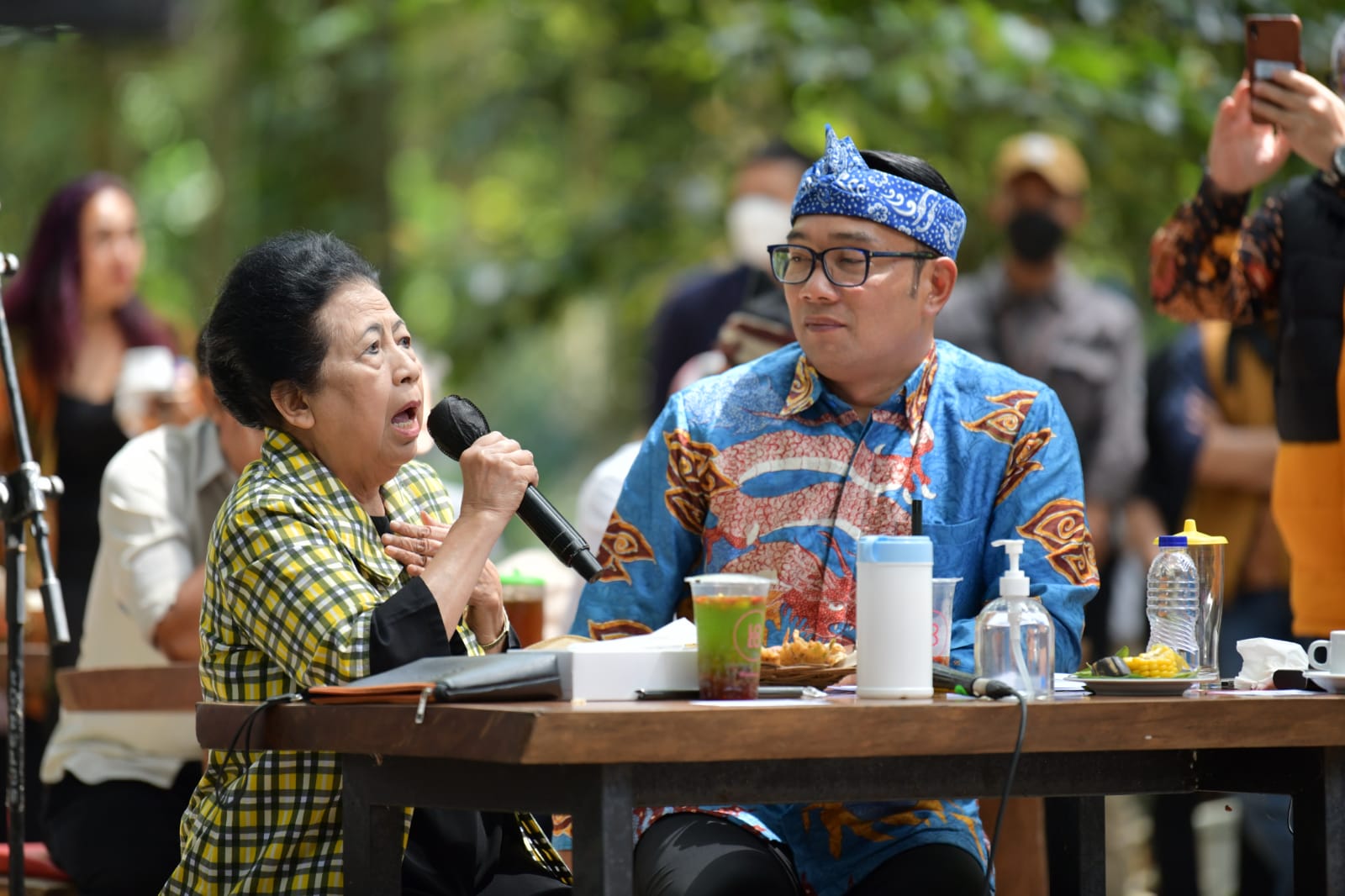 Gubernur Jabar Ridwan Kamil ketika berada di Tahura Dago bersama sesepuh Sunda Ceu Popong