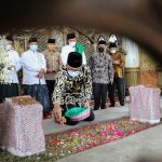 Gubernur Jawa Barat Ridwan Kamil sedang melakukan Wisata Religi dengan berziarah ke makam tokoh ulama di Bangkalan Madura