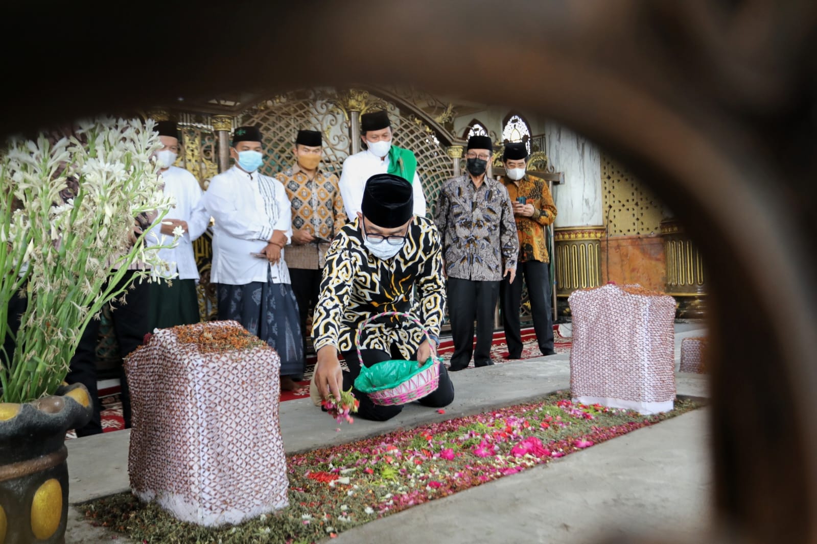 Gubernur Jawa Barat Ridwan Kamil sedang melakukan Wisata Religi dengan berziarah ke makam tokoh ulama di Bangkalan Madura
