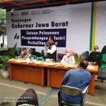 Gubernur Jabar Ridwan Kamil ketika berdialog dengan pengrajin kulit Sukaregang Kabupaten Garut