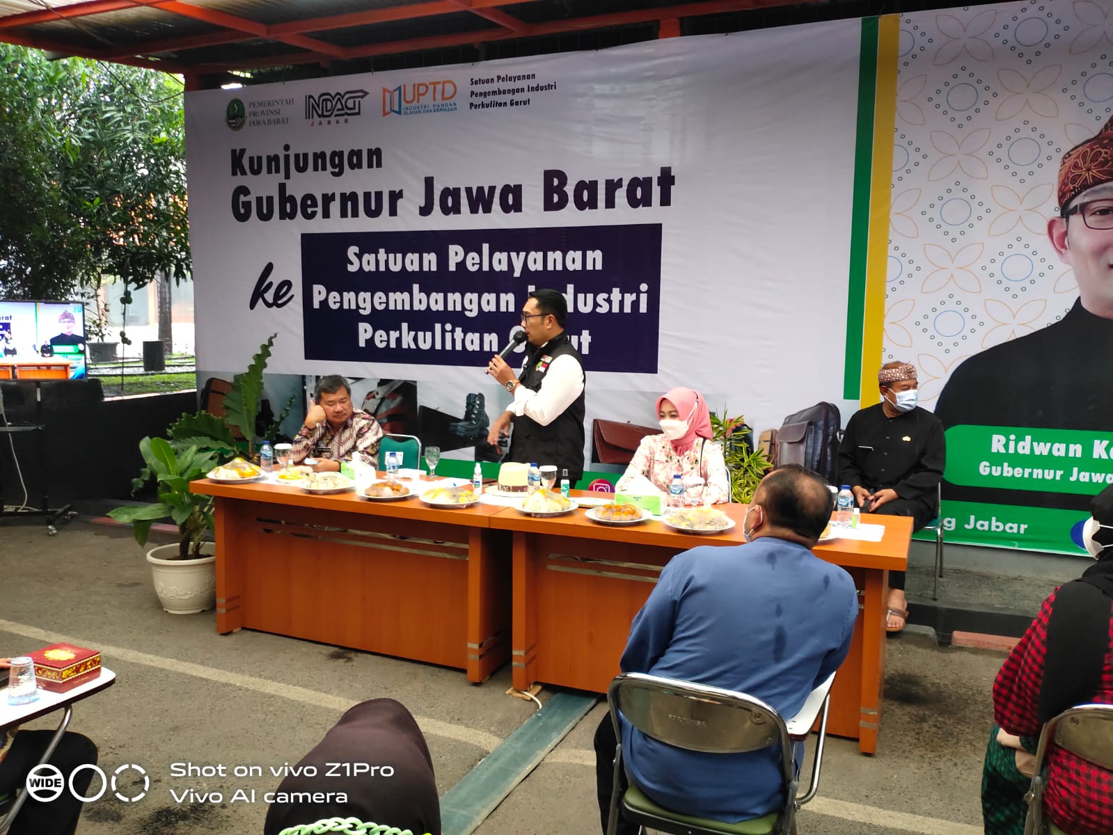 Gubernur Jabar Ridwan Kamil ketika berdialog dengan pengrajin kulit Sukaregang Kabupaten Garut