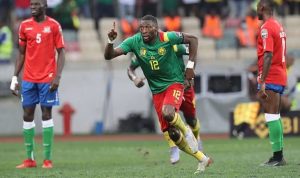 Karl Toko Ekambi memborong dua gol kemenangan Kamerun atas Gambia di Stade de Japoma, Douala, kemarin (30/1). (CHARLY TRIBALLEAU/AFP )
