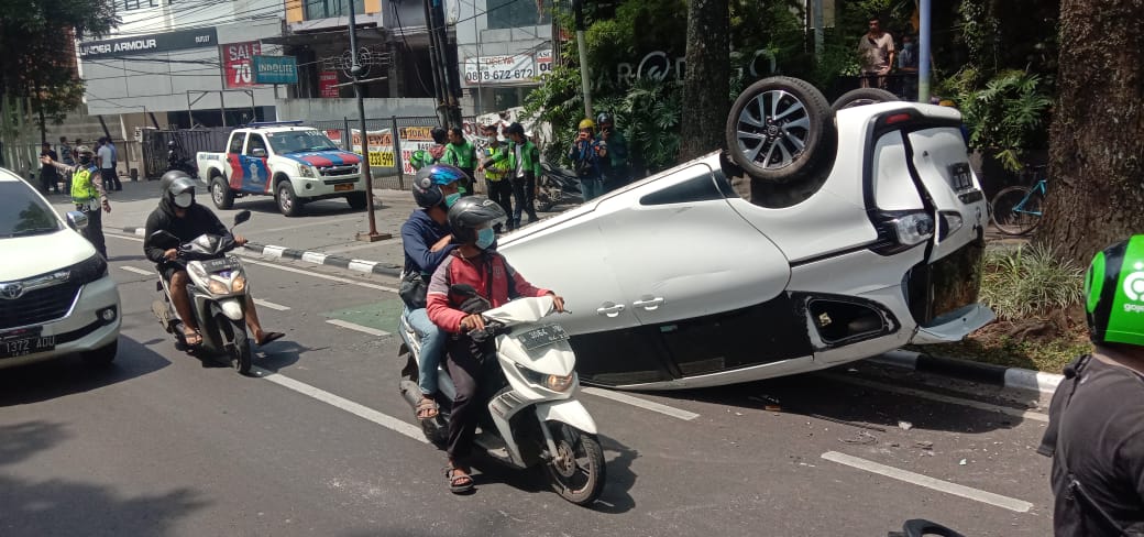 MOBIL TERBALIK: Insiden kecelakaan di kawasan jalan Dago. Senin (3/1). Foto Sandi Nugraha.