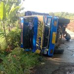 Jalan di Ruas Burujul Sanca di Kecamatan Buahdua, Kabupaten Sumedang yang amblas. (foto: Sumedang Ekspres)