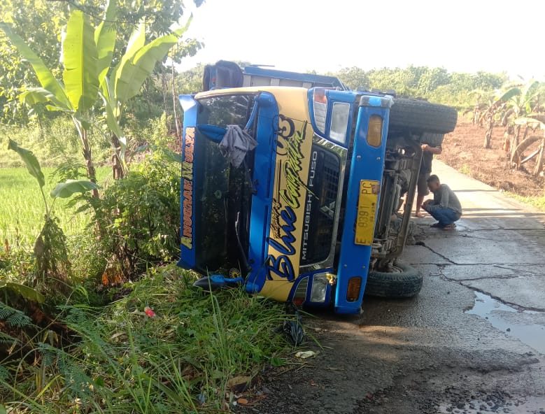 Jalan di Ruas Burujul Sanca di Kecamatan Buahdua, Kabupaten Sumedang yang amblas. (foto: Sumedang Ekspres)