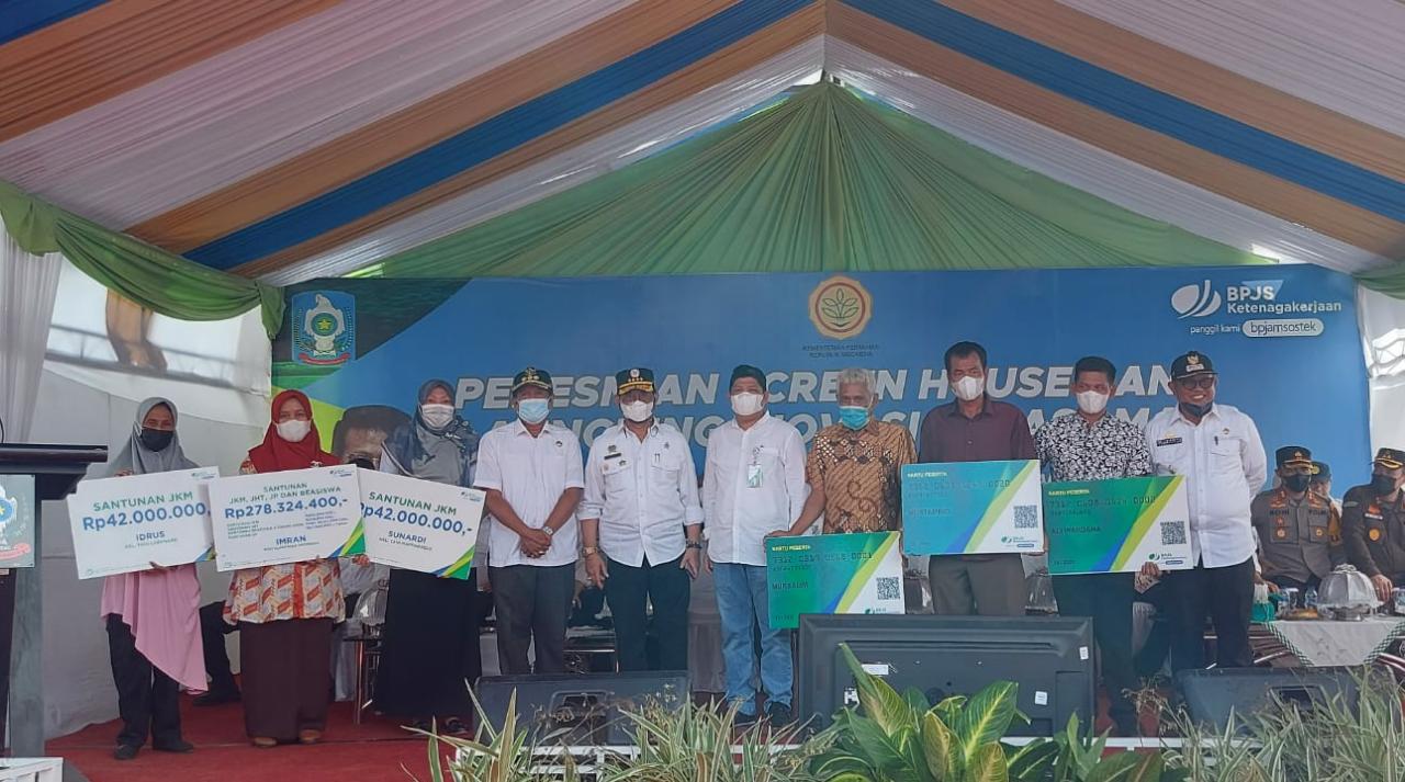 Para petani mendapatkan santunan BPJS Ketenagakerjaan