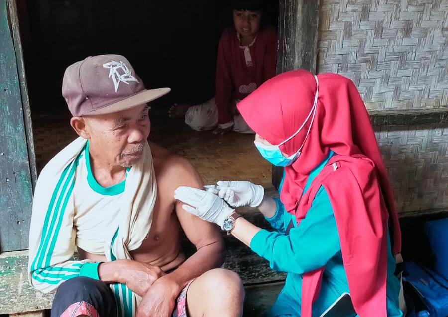 Pemerintah Daerah Provinsi Jawa Barat (Pemdaprov Jabar) mengklaim saat ini cakupan vaksinisasi COVID-19 di Jabar sudah mencapai 100 persen