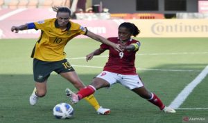 PIALA ASIA : Pemain Timnas putri Indonesia Ade Mustikiana Oktafiani (kanan) berebut bola dengan pemain Timnas putri Australia Emily van Egmond dalam laga Grup B Piala Asia 2022 di Stadion Mumbai Football Arena, Mumbai, India, Jumat (21/1/2022). Antara/HO/AFC