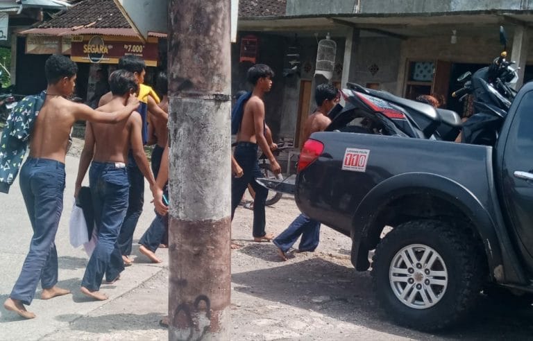 Pelajar SMP diamankan polisi di Kecamatan Agrabinta saat akan melakukan tawuran. (Cianjurekspres)