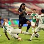 Penyerang Arema FC Carlos Fortes berusaha melewati pertahanan PSS Sleman dalam lanjutan Liga 1 2021-2022. (Haritsah Almudatsir/Jawa Pos)