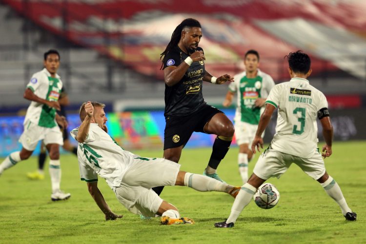 Penyerang Arema FC Carlos Fortes berusaha melewati pertahanan PSS Sleman dalam lanjutan Liga 1 2021-2022. (Haritsah Almudatsir/Jawa Pos)