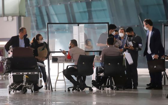 Sejumlah WNA saat menjalani proses screening untuk penempatan karantina di Terminal 3 Bandara Soekarno-Hatta, Tangerang, Senin (29/11/2021). (Hanung Hambara/Jawa Pos)