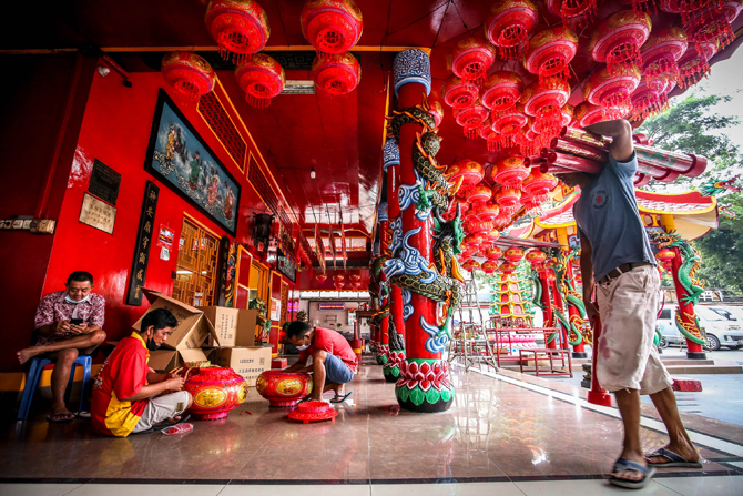 Warga Tionghoa di wilayah tersebut mulai melakukan sejumlah persiapan dengan menghias vihara dan klenteng menggunakan aneka hiasan imlek untuk menyambut perayaan Tahun Baru Imlek 2573 pada 1 Februari 2022. (MIFTAHULHAYAT/JAWA POS)