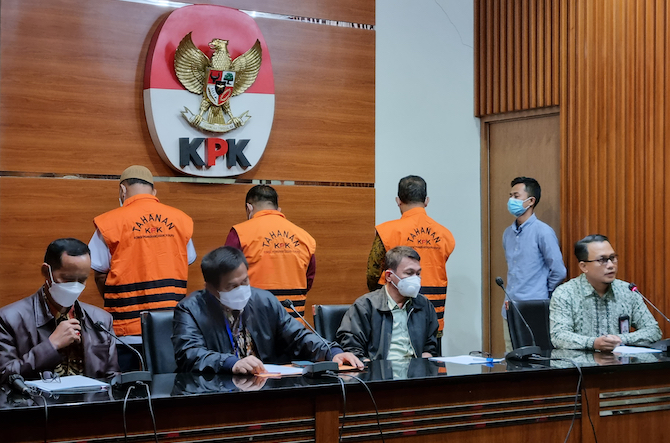 Komisi Pemberantasan Korupsi (KPK) menetapkan Hakim Pengadilan Negeri Surabaya, Itong Isnaeni Hidayat sebagai tersangka, Kamis (20/1) malam. (Ridwan/JawaPos.com)
