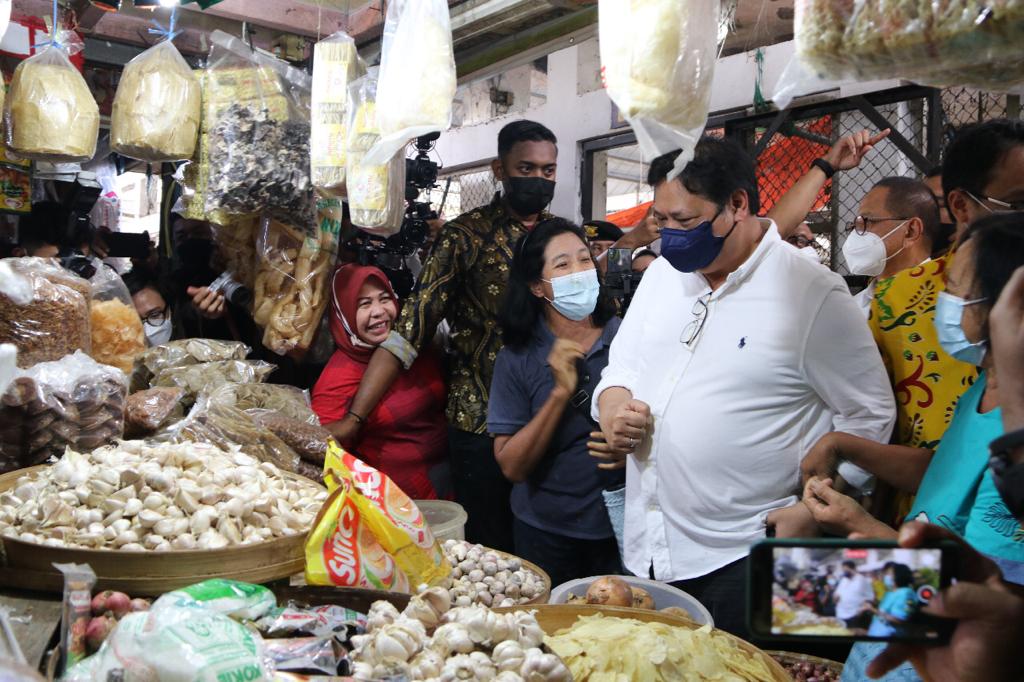 Kunjung Pasar Salatiga, Airlangga Hartarto Dikerubutin Emak-emak untuk diajak berswafoto dan meminta harga sembako terjangkau