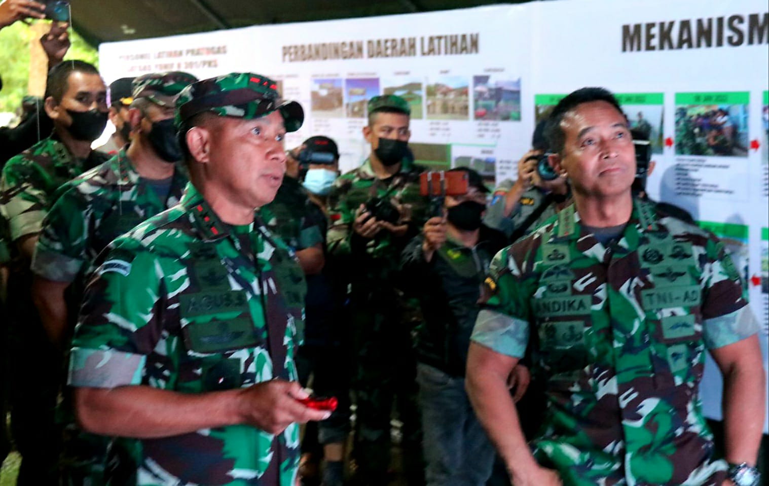 Mayjen TNI Agus Subiyanto ketika mendampingi Pangkima TNI Jendral Andika Perkasa untuk meninjau persiapan satuan yonif raider yang akan dikirim ke Perbatasan