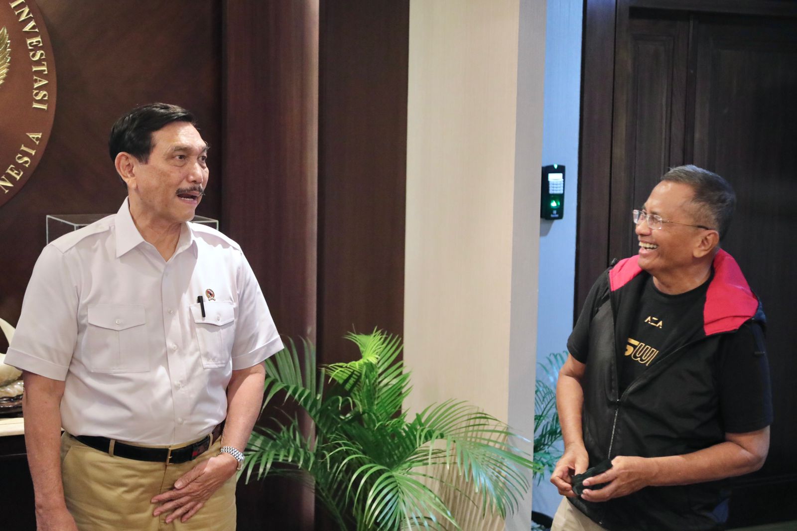Menko Marves Luhut Binsar Panjaitan (kiri) ketika bertemu dengan CEO Di'sway Dahlan Iskan (kanan)