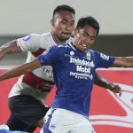 Pemain Persib Bandung, Frets Butuan (kanan) bersiap melepaskan tembakan ke gawang Madura United dalam laga Liga 1 2021-2022. (Ahmad Khusaini/Jawa Pos)