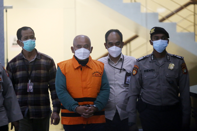 Wali Kota nonaktif Bekasi Rahmat Effendi ditahan usai menjalani pemeriksaan di Gedung KPK Merah Putih, Jakarta, Kamis (6/1). (Dery Ridwansah/JawaPos.com)