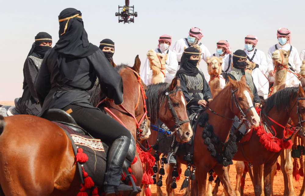 Para Wanita Arab Saudi Ambil Bagian dalam Festifal Unta Raja Abdul Aziz di wilayah Rumah, timur ibukota Riyadh, pada 8 Januari 2022. (Foto oleh Fayez Nureldine/AFP)