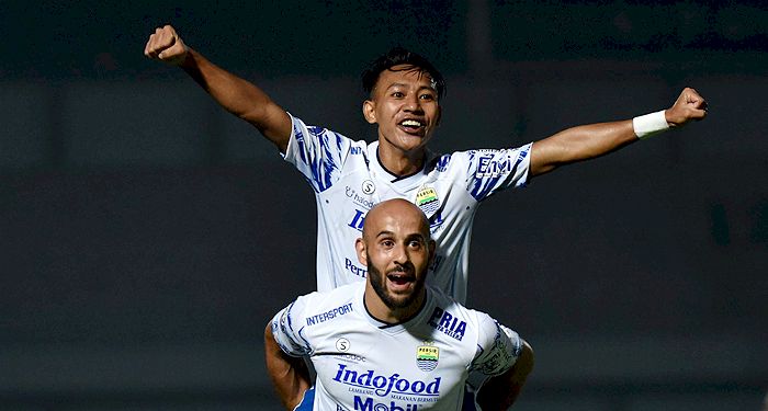 Pemain Persib Bandung Mohammed Rashid dan Beckham Putra melakukan selebrasi.