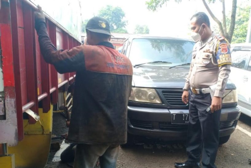 Petugas Kepolisian Polres subang sedang memeriksa kendaraan yang terlibat tabrakan beruntun di Subang.