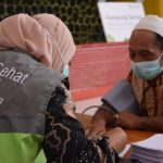 Petugas Kesehatan dari Cita sehat Founbdation tengah memeriksa kesehatan lansia di Des Pangguh Kecamatan Ibun Kabupaten Bandung