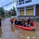 Petugas relawan sedang melakukan evakuasi warga yang terkena banjir di Desa Cikeruh Jatinangor Sumedang