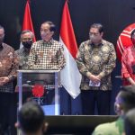 Presiden Joko Widodo didampingi Menko airlangga Hartarto membuka perdagangan saham di tahun 2022