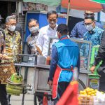 Presiden Jokowi berdialog dengan pedagang kecil ketika mengunjungi Pasar Sederha Kota Bandung