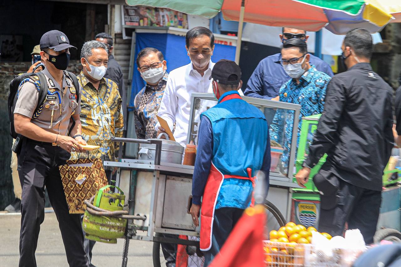 Presiden Jokowi berdialog dengan pedagang kecil ketika mengunjungi Pasar Sederha Kota Bandung