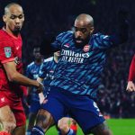 Punggawa Arsenal bergelut mempertahankan bola dari kaki lawan. (@arsenal/instagram)