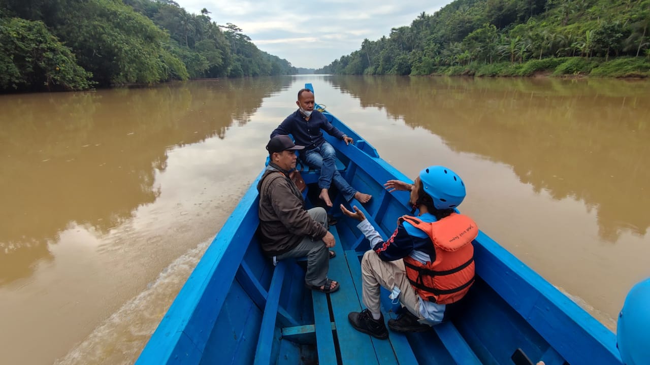 Siswa SDN Ciloma Sukabumi Seberangi Sungai Cikaso untuk Belajar, Gubenur Jabar Bantu Berikan Perahu untuk transportasi menuju sekolah