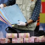 Komisi Pemberantasan Korupsi (KPK) mengamankan barang bukti uang dalam operasi tangkap tangan (OTT) Bupati Penajam Paser Utara, Abdul Gafur Mas'ud bersama enam orang lainnya di Jakarta, pada Rabu (12/1). (Dery Ridwansah/ JawaPos.com)