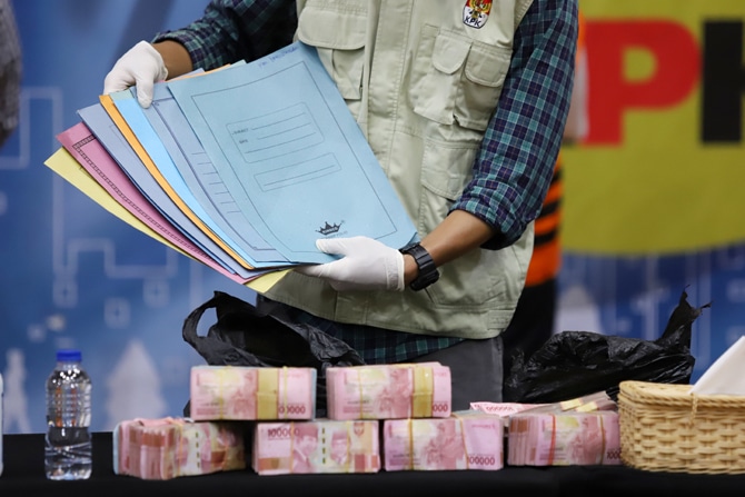 Komisi Pemberantasan Korupsi (KPK) mengamankan barang bukti uang dalam operasi tangkap tangan (OTT) Bupati Penajam Paser Utara, Abdul Gafur Mas'ud bersama enam orang lainnya di Jakarta, pada Rabu (12/1). (Dery Ridwansah/ JawaPos.com)