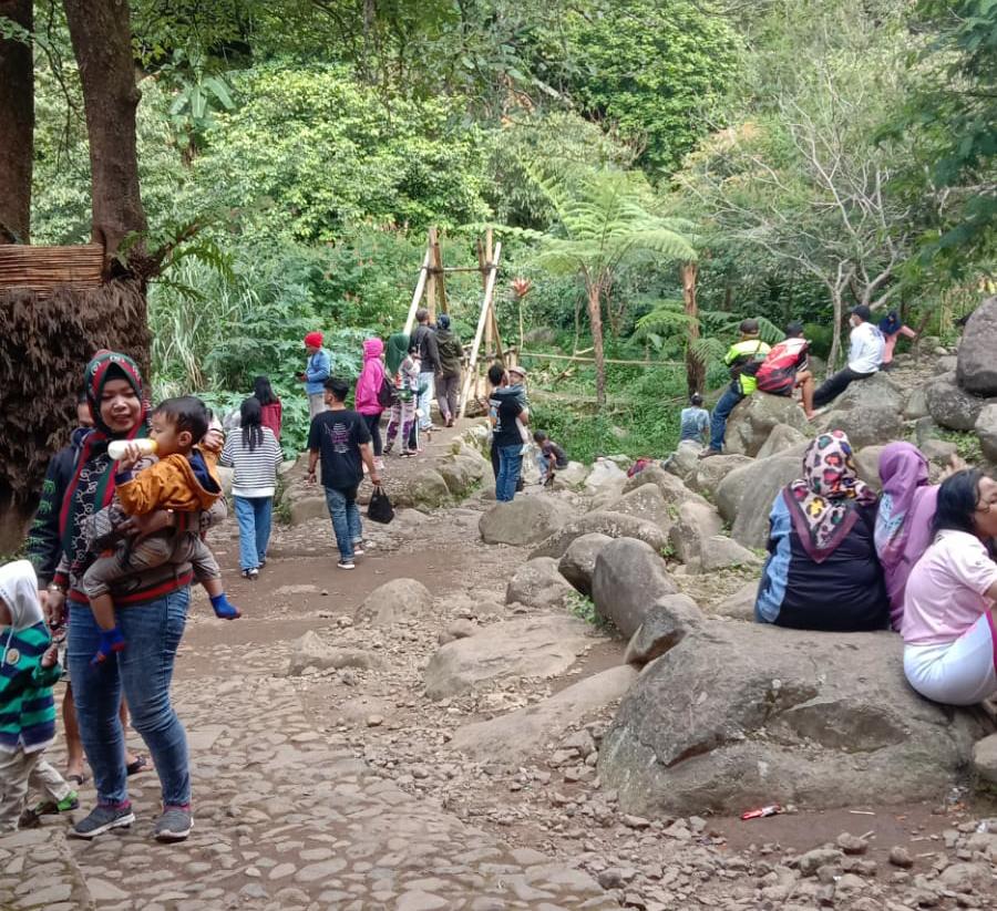 Wisatawan lokal saat mengunjungi wana wisata Gunung Puntang Kabupaten Bandung.