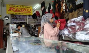 Jelang PTM 100 Persen di Kota Bandung, Penjualan Seragam Sekolah Belum Alami Kenaikan
