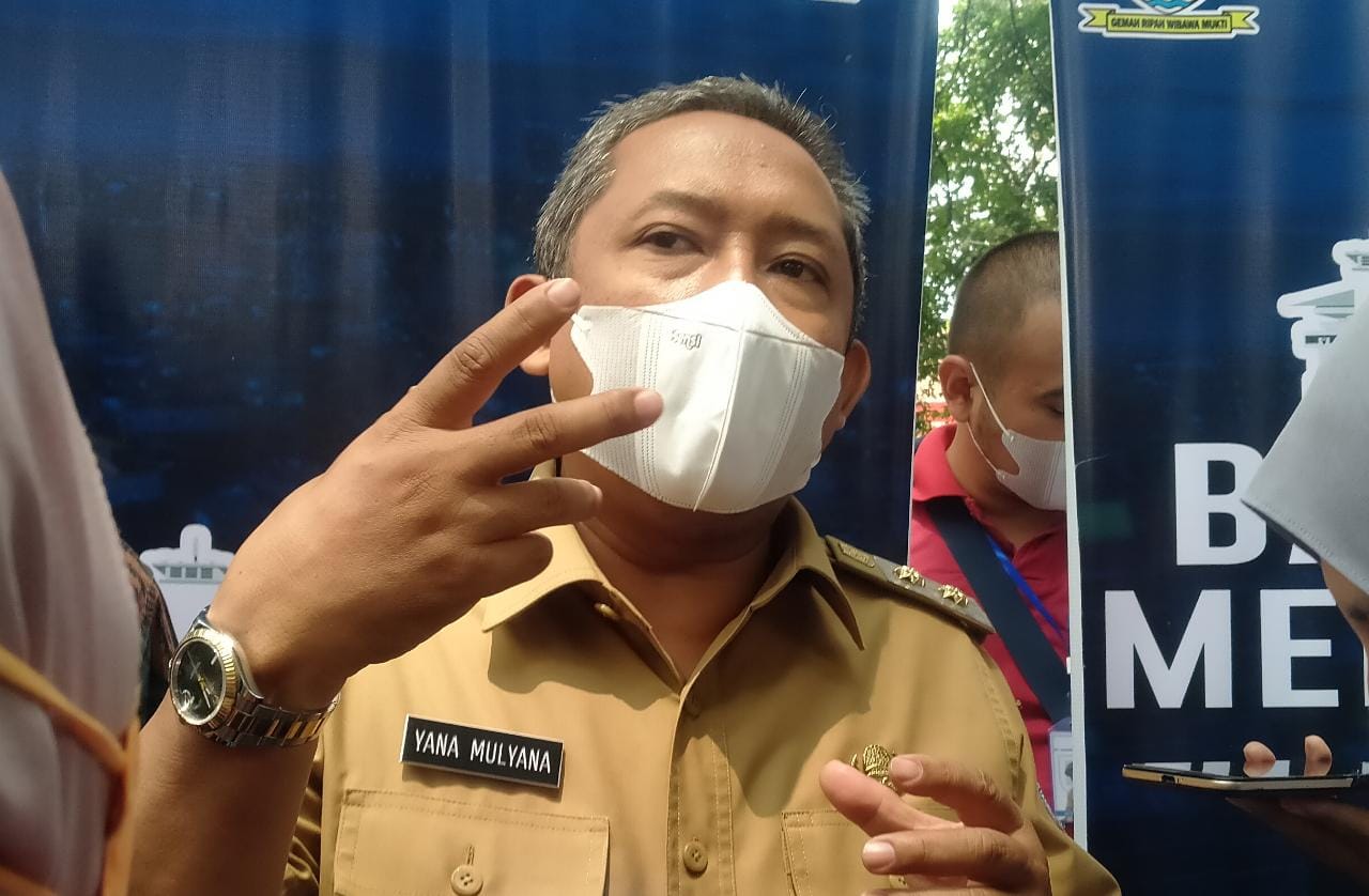 Plt Wali Kota Bandung Yana Mulyana, saat melakukan sesi wawancara bersama wartawan di Taman Radio, beberapa waktu lalu, (Yuga Hassani/ Jabar Ekspres)