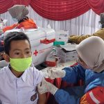 Siswa Sekolah Dasar di Kabupaten Bandung mengikuti vaksinasi serentak di Soreang, Jumat (7/1). (Yully S Yulianty/Jabar Ekspres)