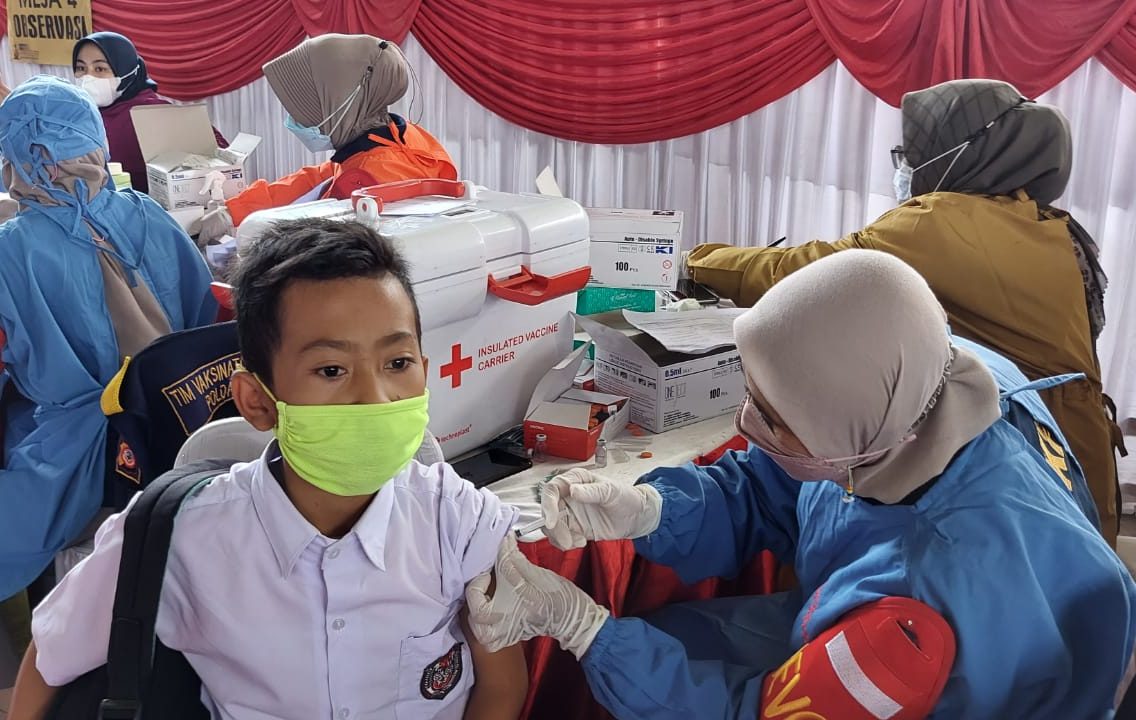 Siswa Sekolah Dasar di Kabupaten Bandung mengikuti vaksinasi serentak di Soreang, Jumat (7/1). (Yully S Yulianty/Jabar Ekspres)