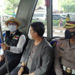 Gubernur Jawa Barat, Ridwan Kamil, menaiki Bus Trans Metro Bandung saat kegiatan, Soft Launching Aplikasi Jaramba, Jalan Pasteur, Jumat (7/1). (Yuga Hassani/ Jabar Ekspres)