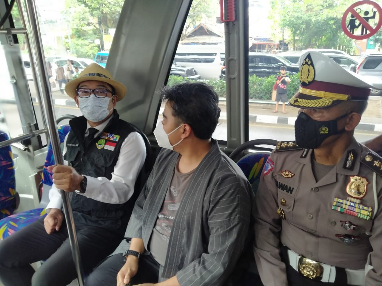 Gubernur Jawa Barat, Ridwan Kamil, menaiki Bus Trans Metro Bandung saat kegiatan, Soft Launching Aplikasi Jaramba, Jalan Pasteur, Jumat (7/1). (Yuga Hassani/ Jabar Ekspres)