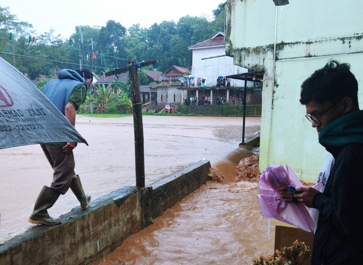 Situasi banjir yang terjadi di Desa Cileles.